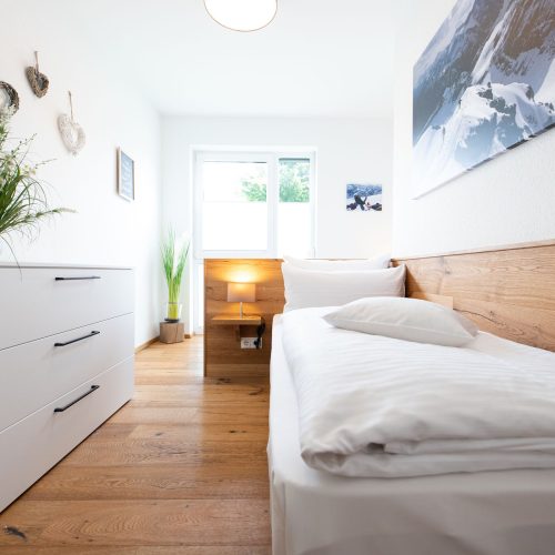 Einzelbett mit Holzboden in Ferienwohnung in Garmisch-Partenkirchen