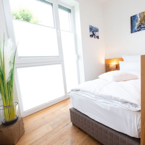 Schlafbereich mit einem Bett in Ferienwohnung in Garmisch-Partenkirchen