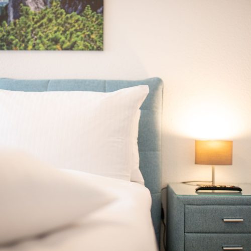 Bett mit vielen Kissen in Ferienwohnung in Garmisch-Partenkirchen