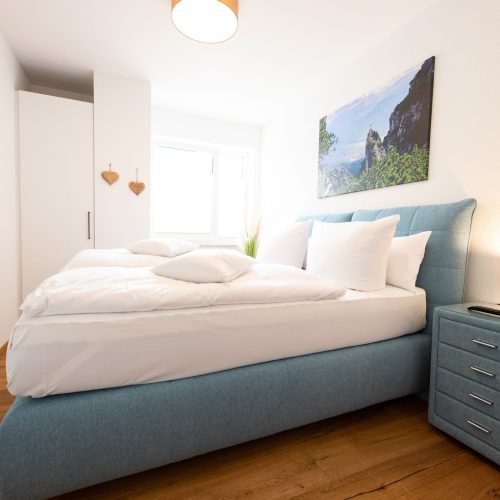 Schlafzimmer mit einem gemütlichen Bett in Ferienwohnung in Garmisch-Partenkirchen