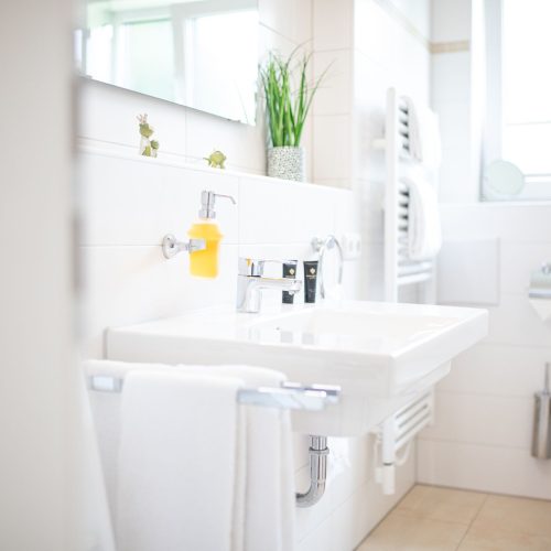 Badezimmer mit einem weißen Waschbecken in Ferienwohnung in Garmisch-Partenkirchen