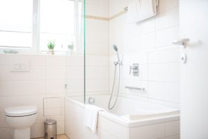 Badezimmer mit einer Badewanne  in Ferienwohnung in Garmisch-Partenkirchen