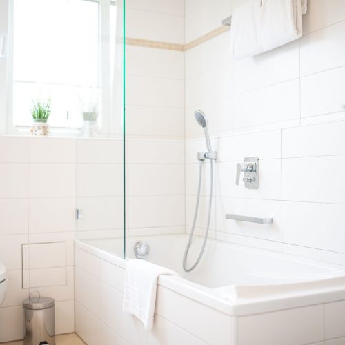 Badezimmer mit einer Badewanne in Ferienwohnung in Garmisch-Partenkirchen