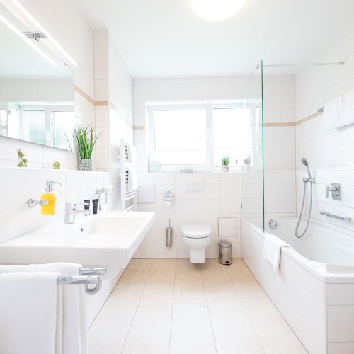 großes helles Bad in Ferienwohnung in Garmisch-Partenkirchen