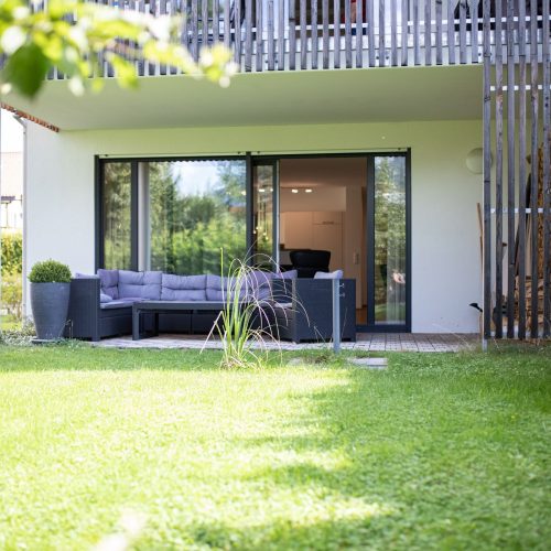 überdachte Sitzecke im Garten in Ferienwohnung in Garmisch-Partenkirchen