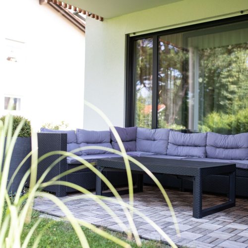 gepolsterte Sitzecke im Außenbereich in Ferienwohnung in Garmisch-Partenkirchen