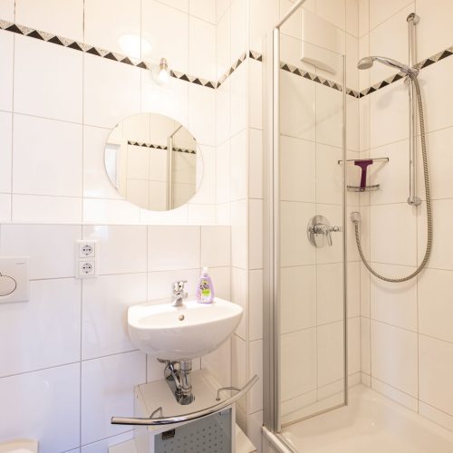 Dusche und Spiegel in Ferienwohnung in Garmisch-Partenkirchen