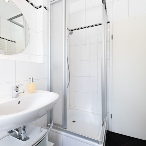 Badezimmer mit Dusche in Ferienwohnung in Garmisch-Partenkirchen