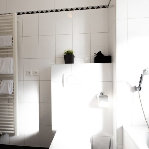 Badezimmer mit Badewanne in Ferienwohnung in Garmisch-Partenkirchen