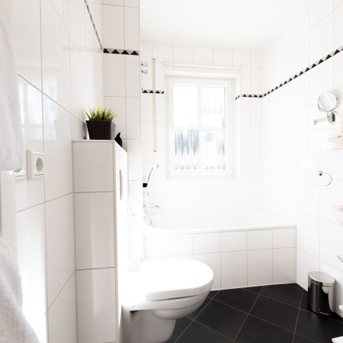 Badezimmer mit dunklem Boden in Ferienwohnung in Garmisch-Partenkirchen