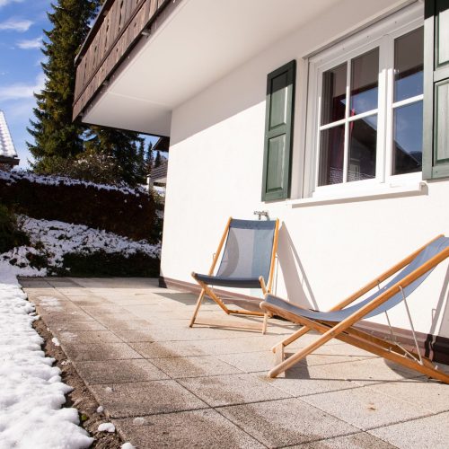 Terrasse mit Liegen in Ferienwohnung in Garmisch-Partenkirchen