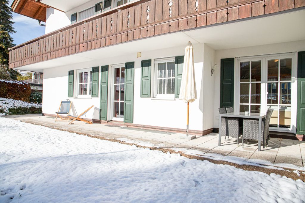 Terrasse mit Stülen in Ferienwohnung in Garmisch-Partenkirchen