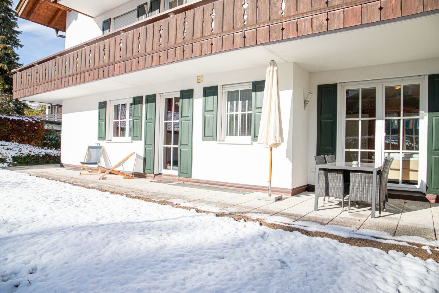 Terrasse mit Stülen in Ferienwohnung in Garmisch-Partenkirchen