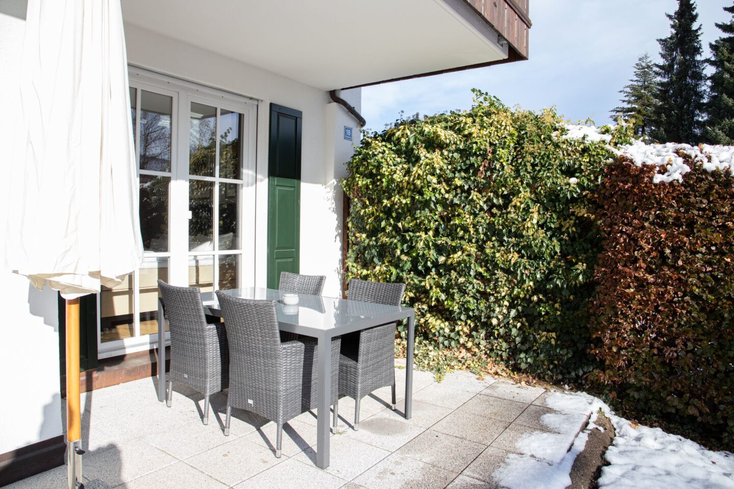 Terrasse mit Tisch und Stühlen im Winter in Ferienwohnung in Garmisch-Partenkirchen