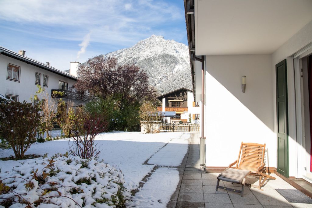 Terrasse mit Stuhl in Ferienwohnung in Garmisch-Partenkirchen