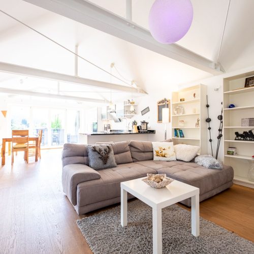 Wohnbereich mit Regalen in Ferienwohnung in Garmisch-Partenkirchen