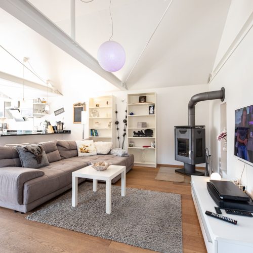 Wohnzimmer mit einem weißen Sideboard in Ferienwohnung in Garmisch-Partenkirchen