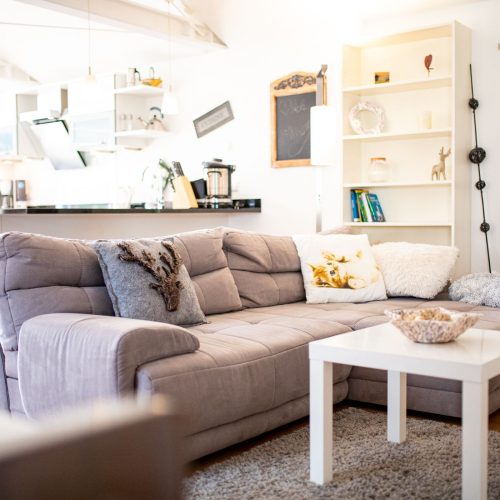 Wohnzimmer mit einem flauschigen Teppich in Ferienwohnung in Garmisch-Partenkirchen