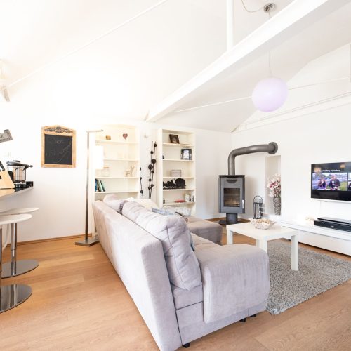 Wohnzimmer mit einem weißen Tisch in Ferienwohnung in Garmisch-Partenkirchen