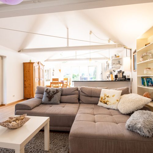 Wohnzimmer mit einem großen Sofa in Ferienwohnung in Garmisch-Partenkirchen