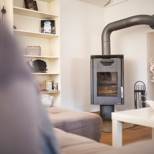 Kamin im Wohnbereich in Ferienwohnung in Garmisch-Partenkirchen