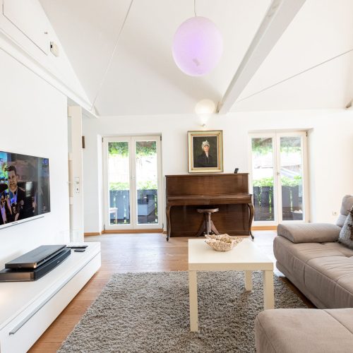 Wohnzimmer mit einem Fernseher in Ferienwohnung in Garmisch-Partenkirchen