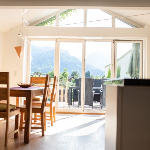 Ausblick auf die Berge von der Küche in Ferienwohnung in Garmisch-Partenkirchen