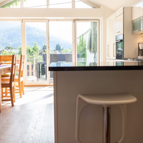 Küche mit Ausblick in Ferienwohnung in Garmisch-Partenkirchen