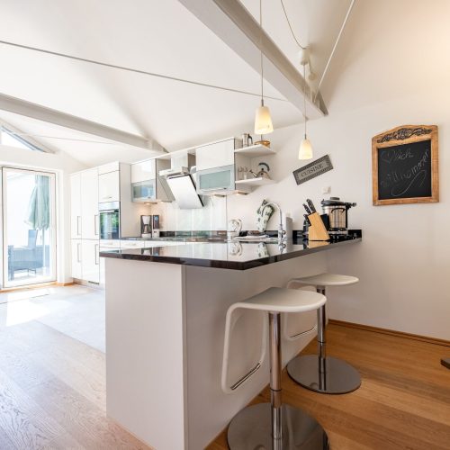 Küche mit Sitzmöglichkeit in Ferienwohnung in Garmisch-Partenkirchen