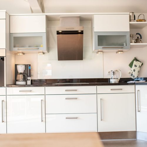 weiße glänzende Küche in Ferienwohnung in Garmisch-Partenkirchen