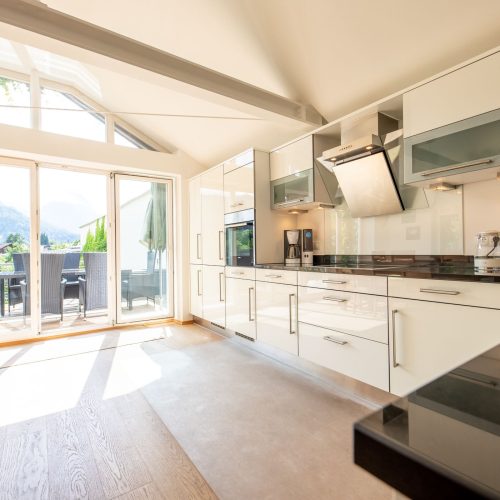 große offene Küche in Ferienwohnung in Garmisch-Partenkirchen