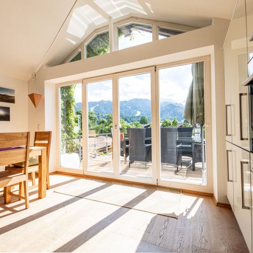 große Fenster mit einem tollen Ausblick in Ferienwohnung in Garmisch-Partenkirchen