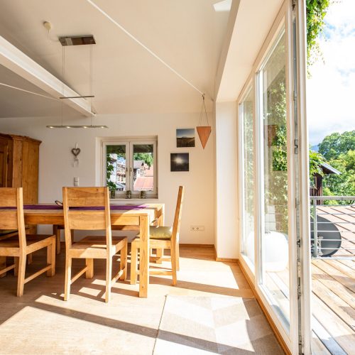 Esszimmer mit einem Holztisch in Ferienwohnung in Garmisch-Partenkirchen