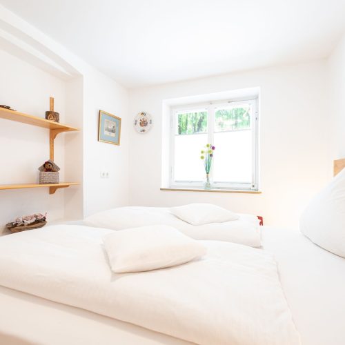 Schlafzimmer mit Wanddekoration in Ferienwohnung in Garmisch-Partenkirchen