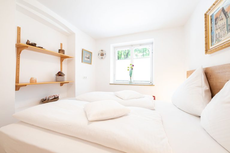 Schlafzimmer mit Wanddekoration  in Ferienwohnung in Garmisch-Partenkirchen