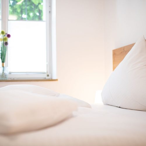 Schlafzimmer mit vielen Kissen in Ferienwohnung in Garmisch-Partenkirchen