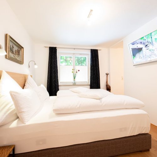 Schlafzimmer mit schwarzen Gardinen in Ferienwohnung in Garmisch-Partenkirchen