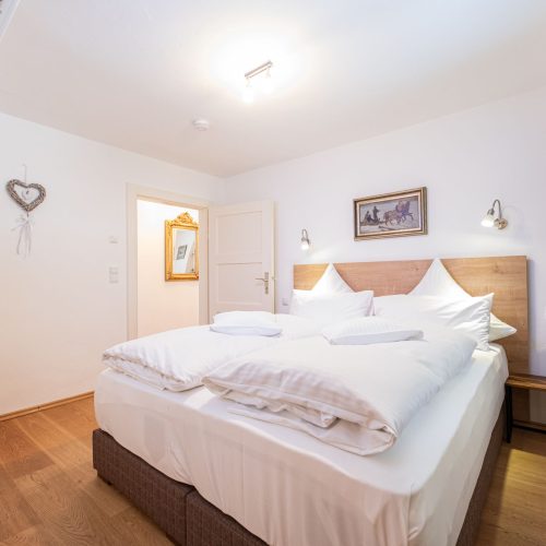 Schlafzimmer mit Doppelbett in Ferienwohnung in Garmisch-Partenkirchen