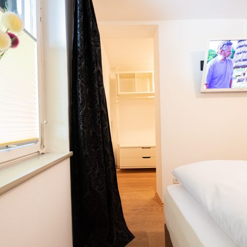 Schlafzimmer mit Fernsehen in Ferienwohnung in Garmisch-Partenkirchen