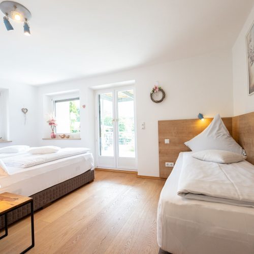 Schlafzimmer mit einem Einzel- und einem Doppelbett in Ferienwohnung in Garmisch-Partenkirchen