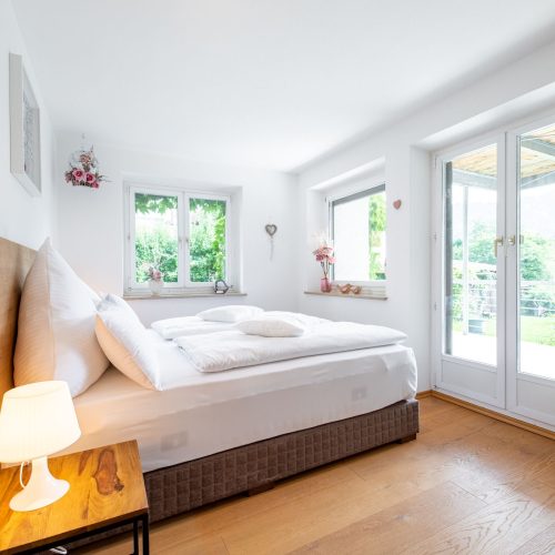 Schlafzimmer mit einem großen Bett in Ferienwohnung in Garmisch-Partenkirchen