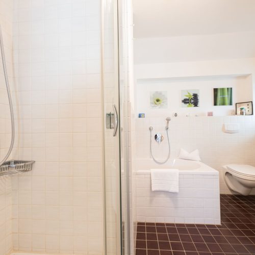 Badezimmer mit Dusche und Badewanne in Ferienwohnung in Garmisch-Partenkirchen