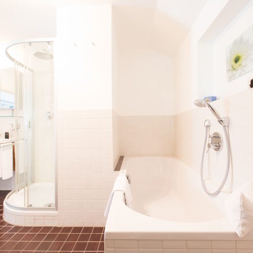 Badezimmer mit Dusch und Bademöglichkeit in Ferienwohnung in Garmisch-Partenkirchen