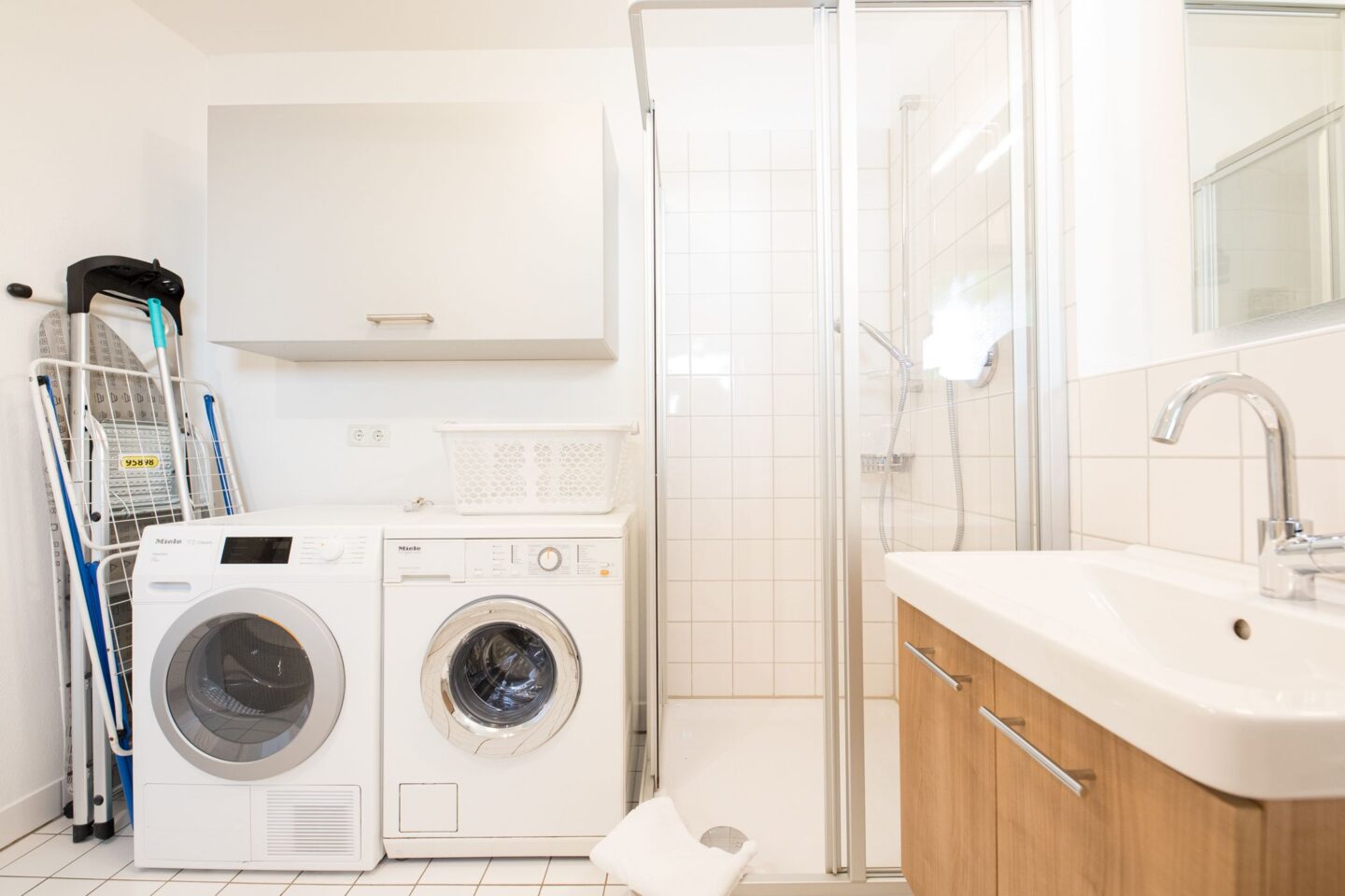 Badezimmer mit Waschmaschine und Trockner in Ferienwohnung in Garmisch-Partenkirchen