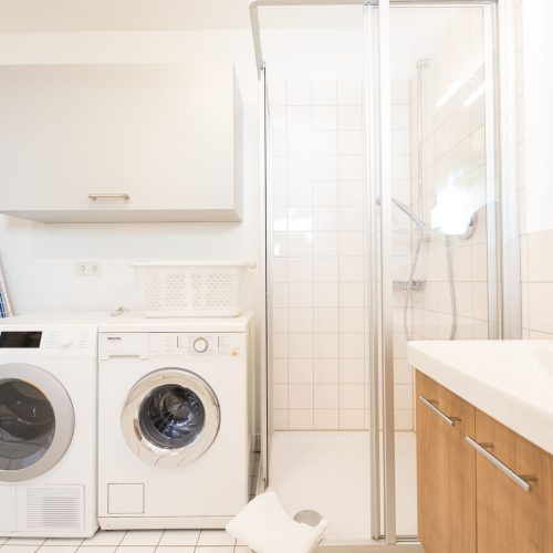 Badezimmer mit Waschmaschine und Trockner in Ferienwohnung in Garmisch-Partenkirchen