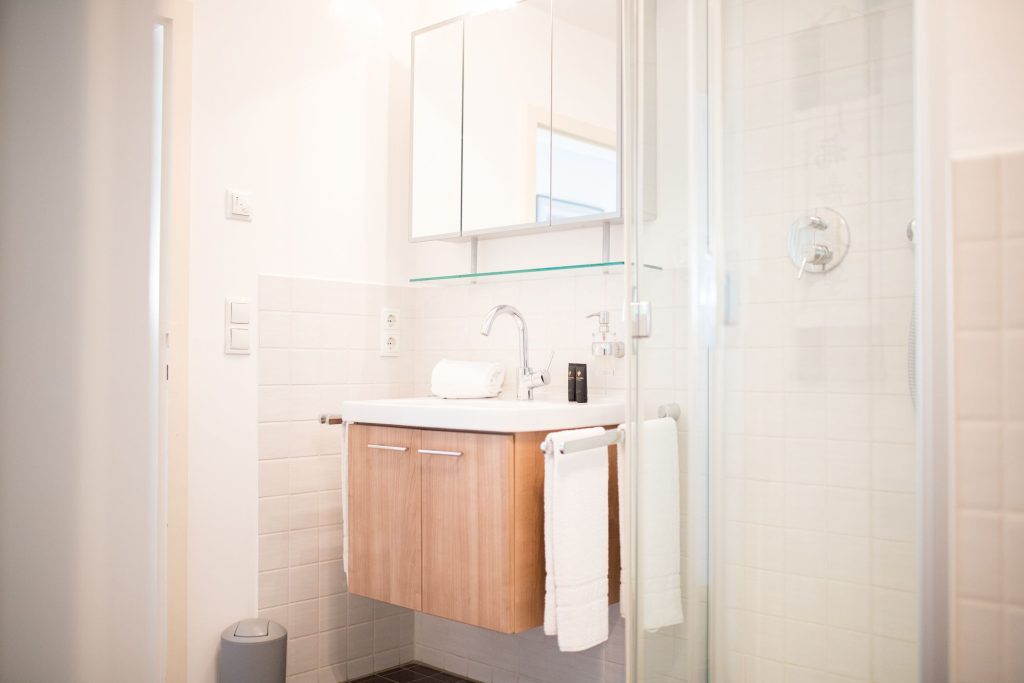 Badezimmer mit einem Waschbecken  in Ferienwohnung in Garmisch-Partenkirchen