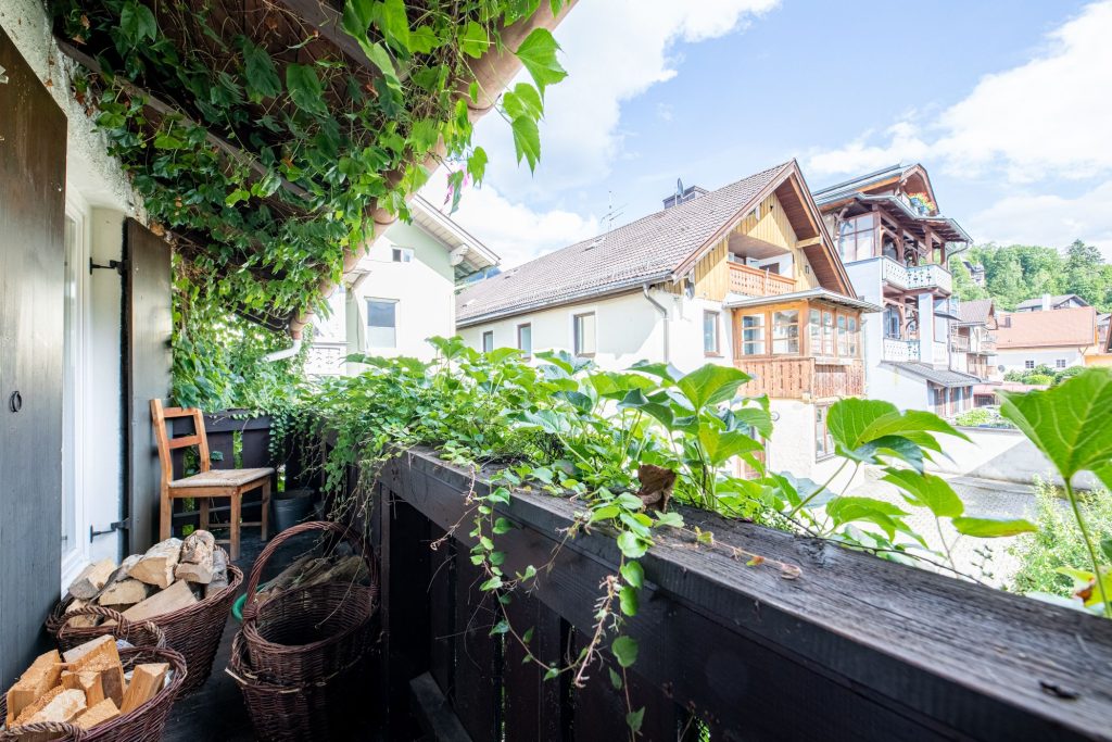 Balkon mit Pflanzen  in Ferienwohnung in Garmisch-Partenkirchen