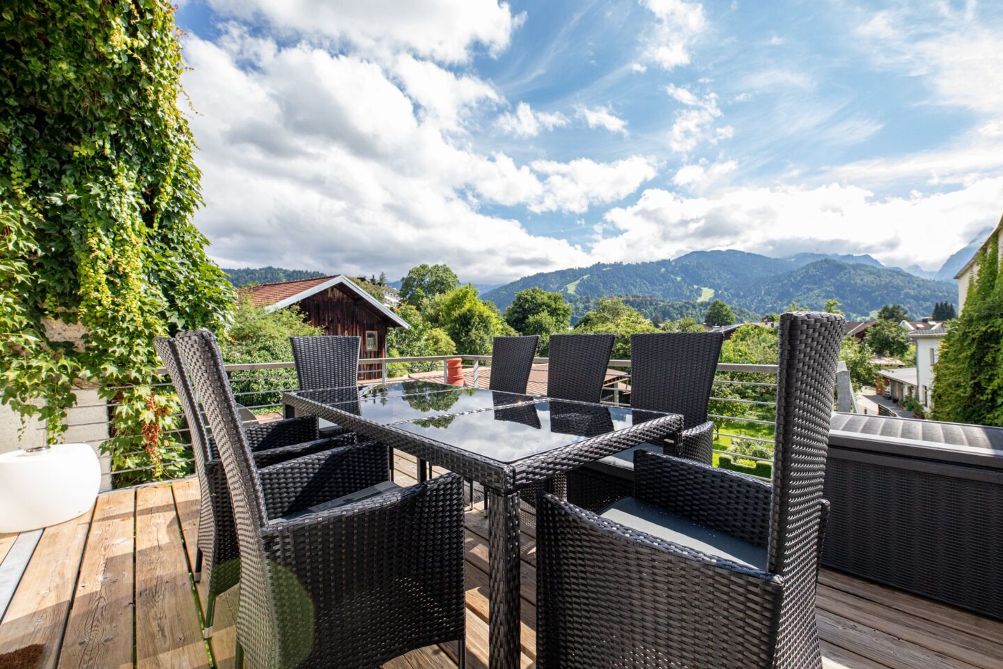 Balkon mit großem Tisch in Ferienwohnung in Garmisch-Partenkirchen