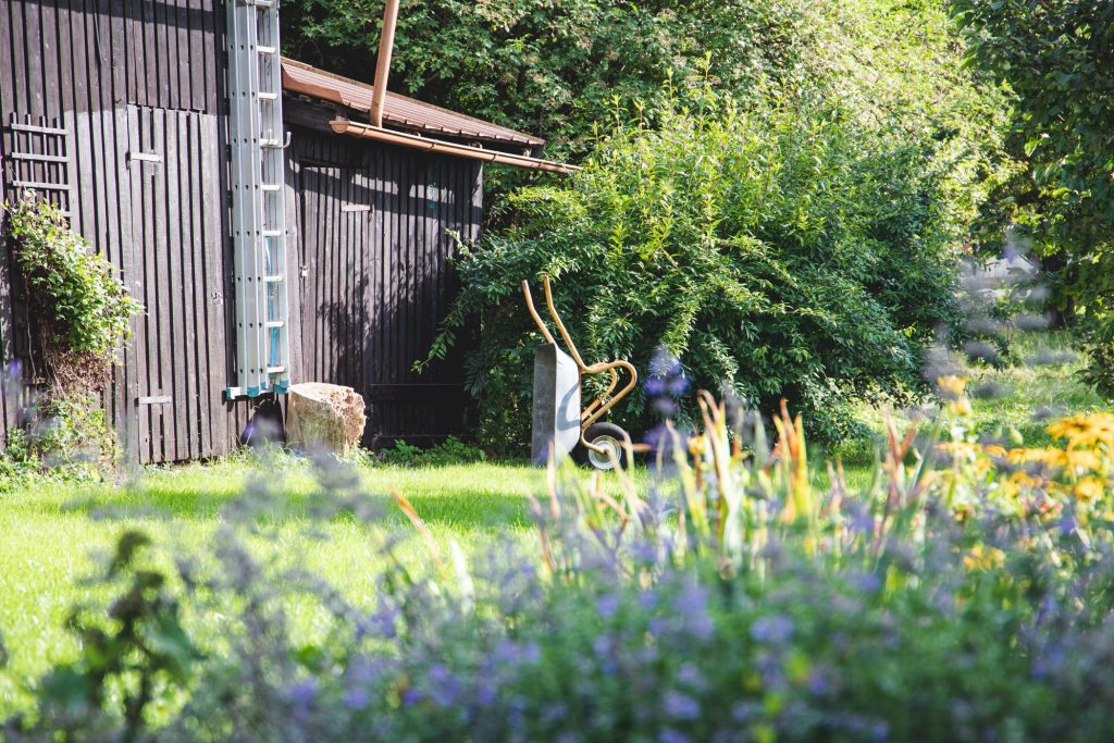 Garten mit Blumen  in Ferienwohnung in Garmisch-Partenkirchen