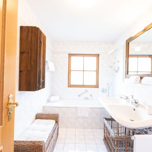 Badezimmer mit Holz-Optik in Ferienwohnung in Garmisch-Partenkirchen